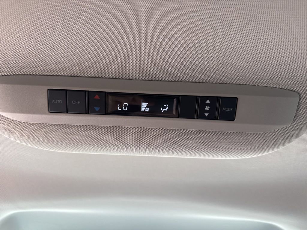Used 2025 Toyota Sienna LE FWD image 12