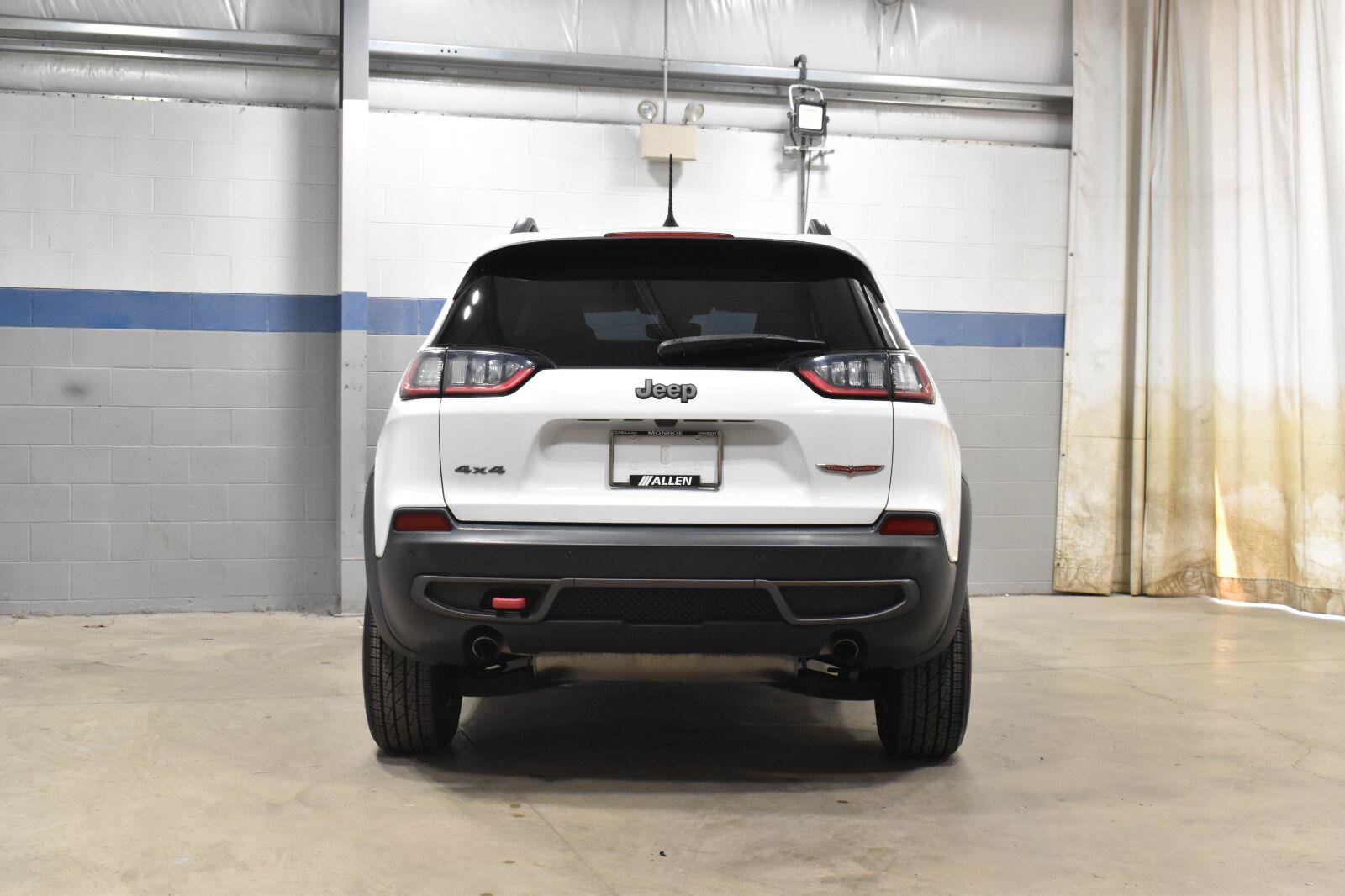 Used 2019 Jeep Cherokee Trailhawk AWD/4WD image 24