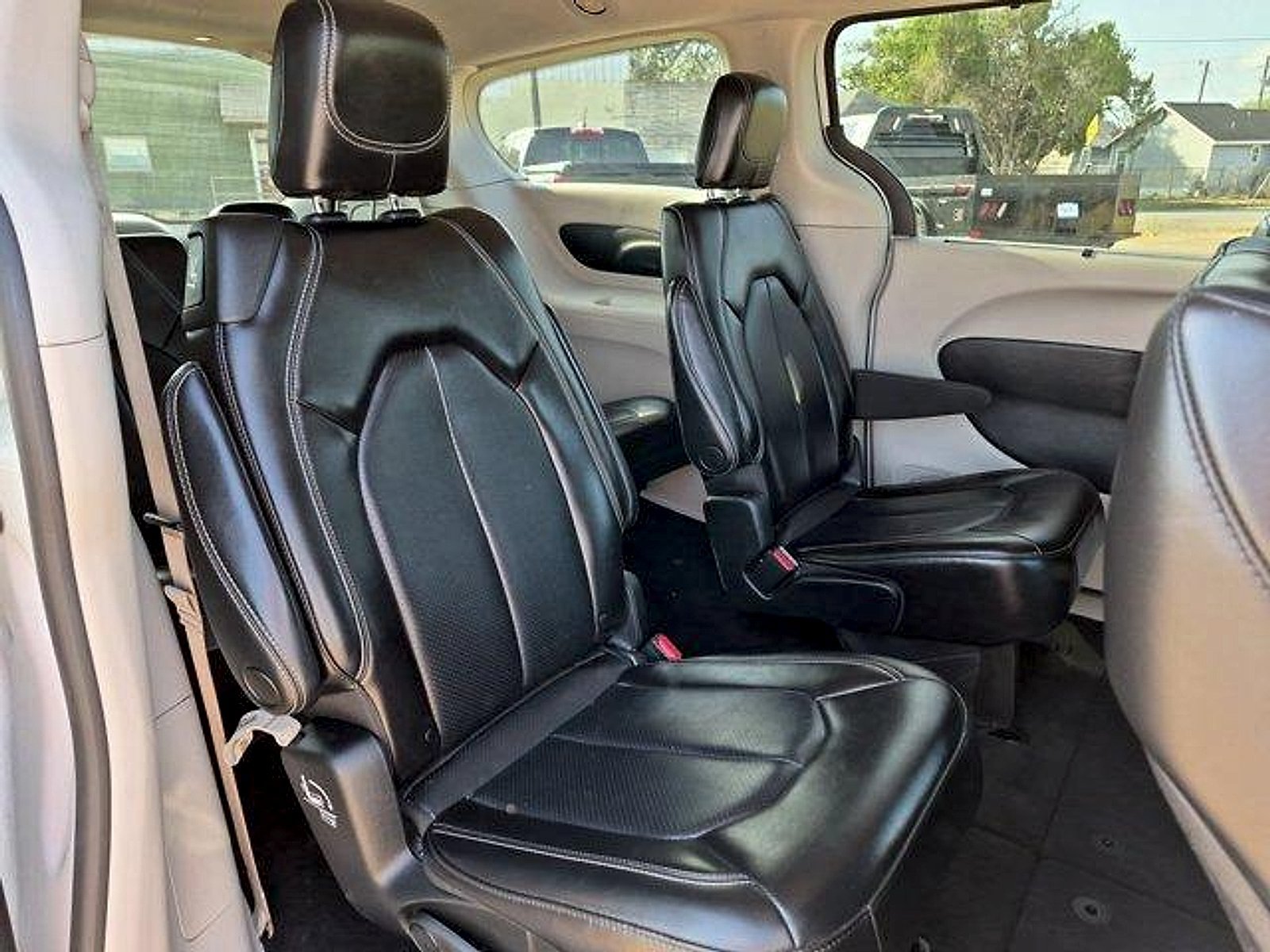 Used 2023 Chrysler Pacifica Touring-L FWD image 25