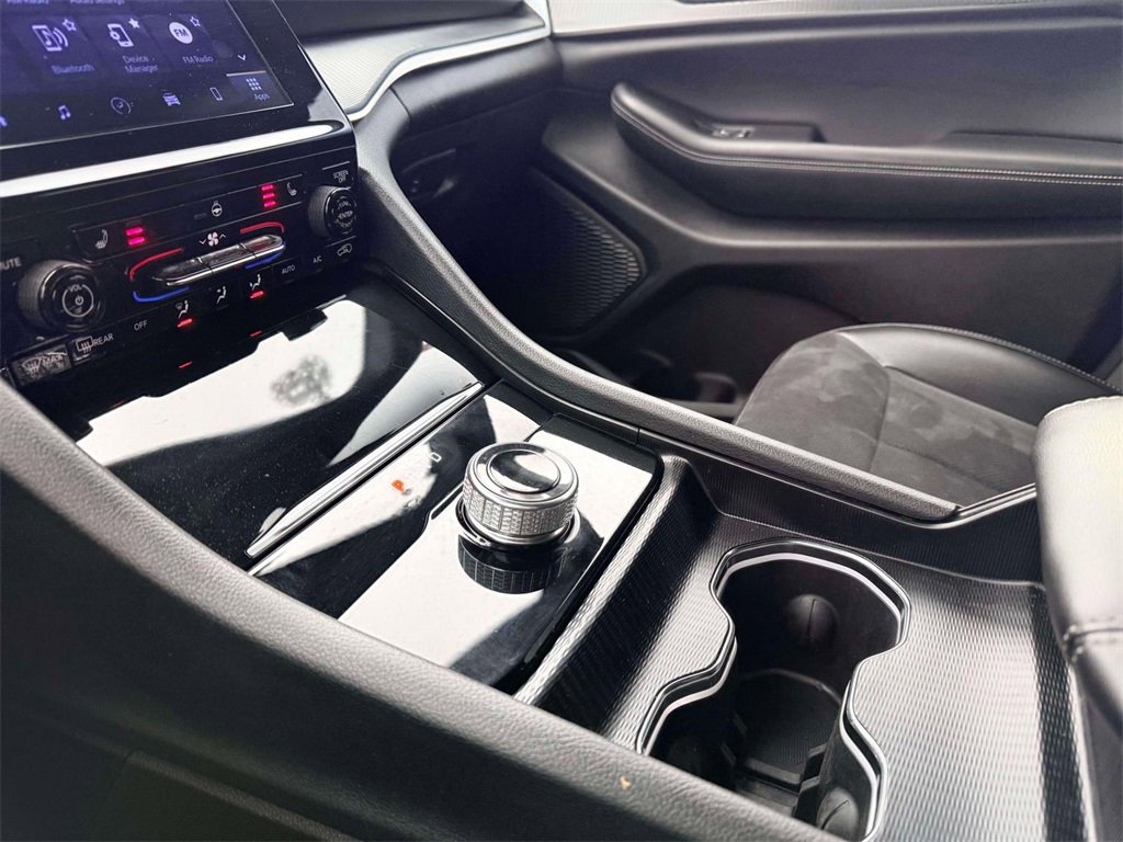 Used 2024 Jeep Grand Cherokee Altitude image 24