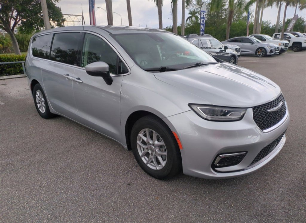 Used 2023 Chrysler Pacifica Touring-L image 2