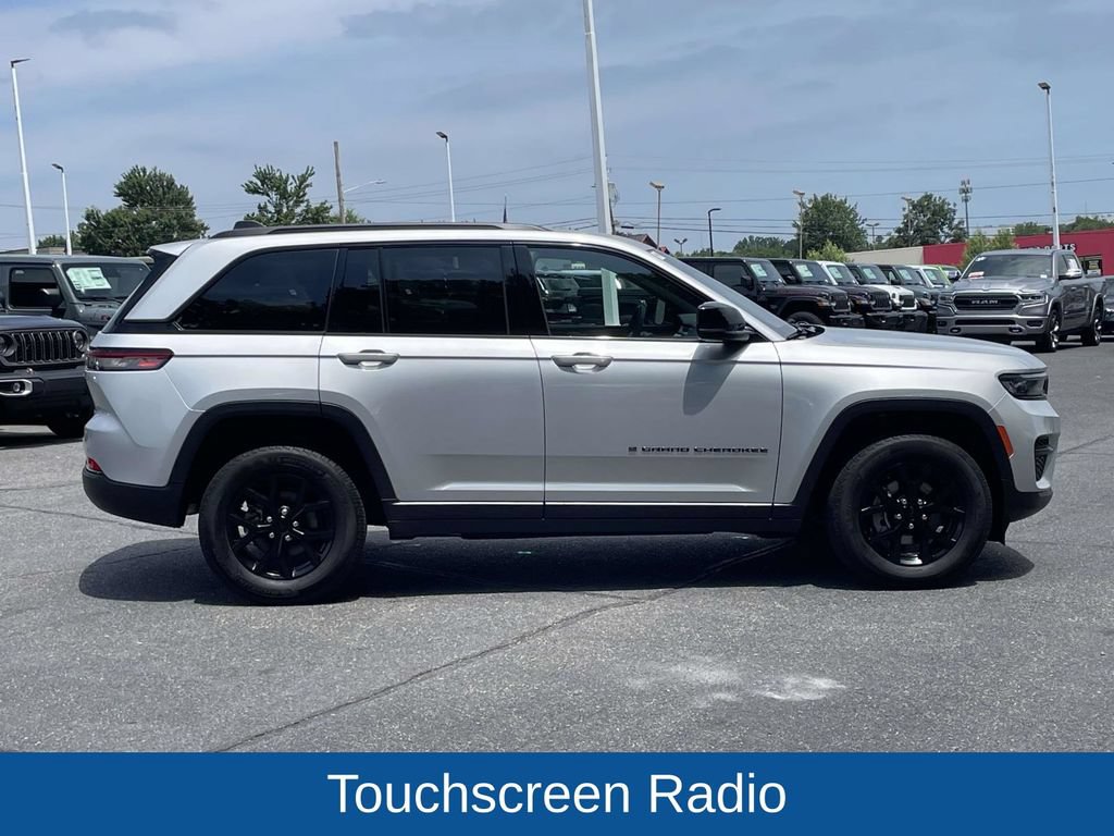 Used 2025 Jeep Grand Cherokee Altitude AWD/4WD image 10