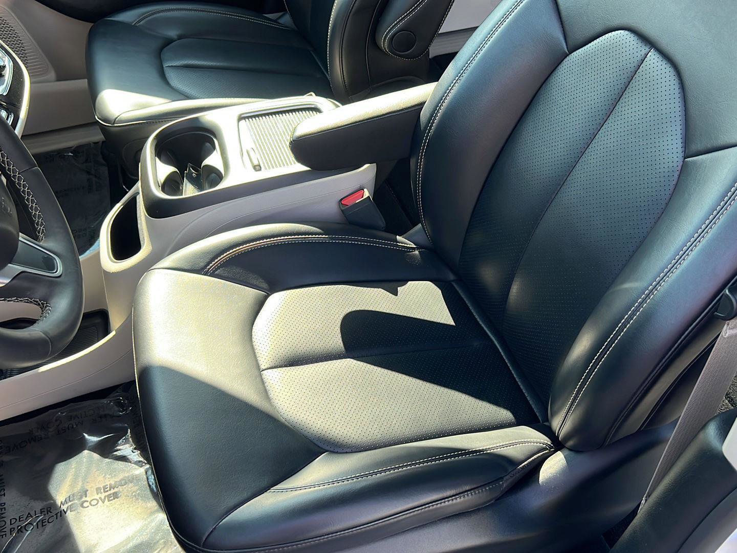 Used 2023 Chrysler Pacifica Touring-L image 29