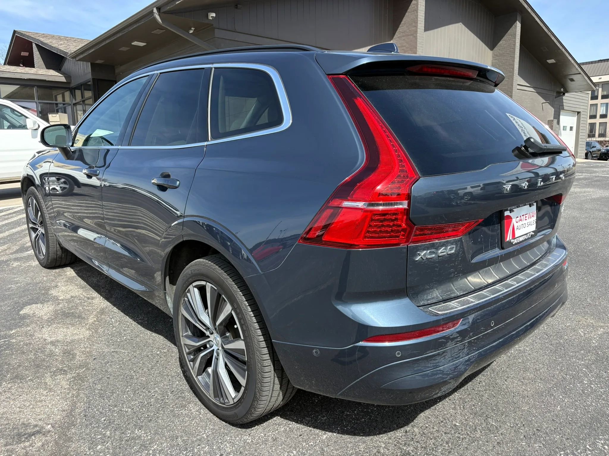 Used 2022 Volvo XC60 B5 Momentum w/ Advanced Package image 3