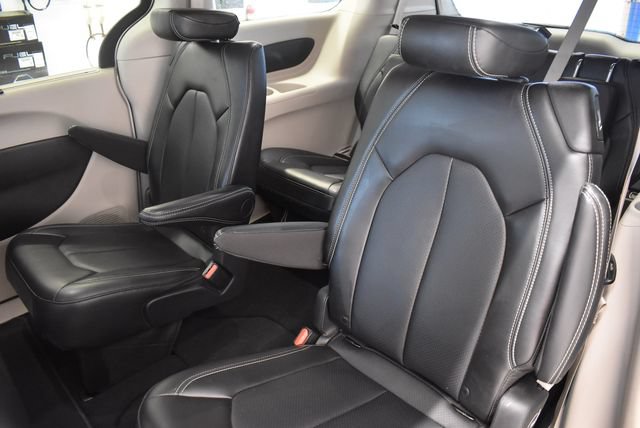 Used 2024 Chrysler Pacifica Touring-L FWD image 7