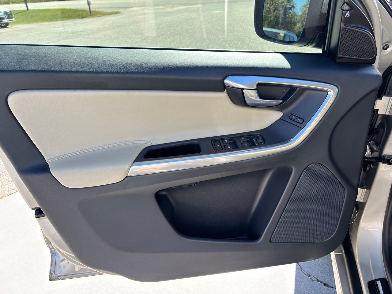 Used 2017 Volvo XC60 T6 Dynamic w/ Preferred Option Package AWD/4WD image 19