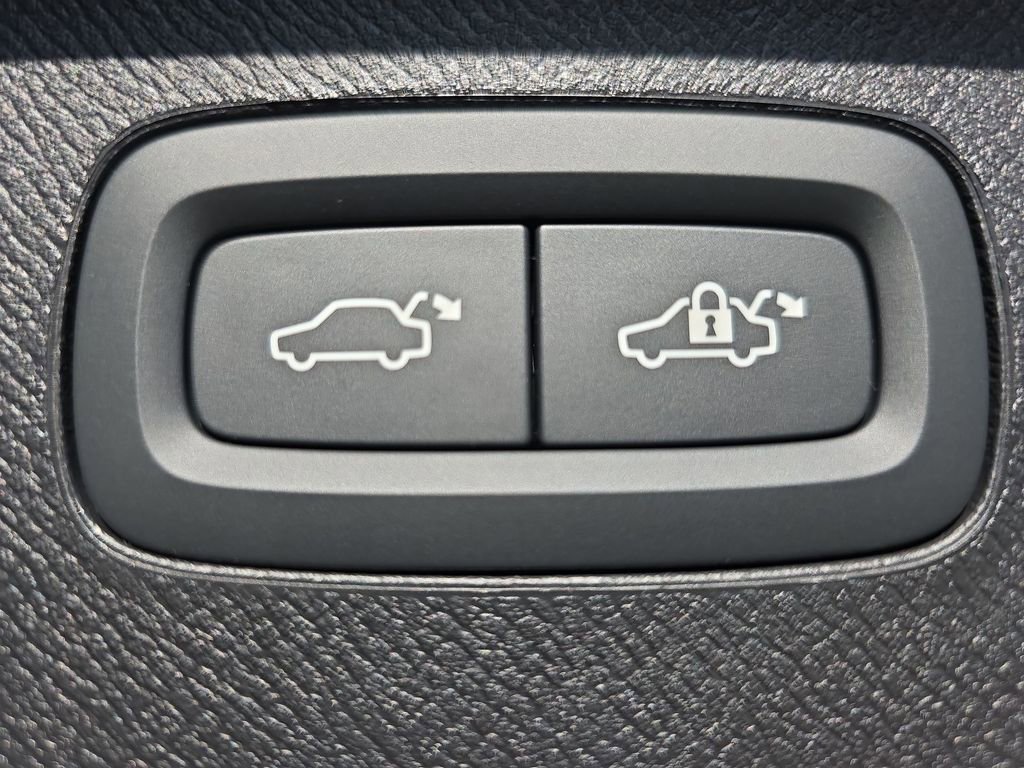 New 2026 Volvo XC90 B6 Plus w/ Protection Package Premier image 15