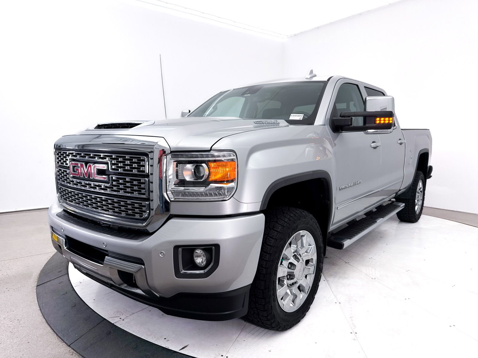 Used 2018 GMC Sierra 2500 Denali w/ Duramax Plus Package AWD/4WD image 15