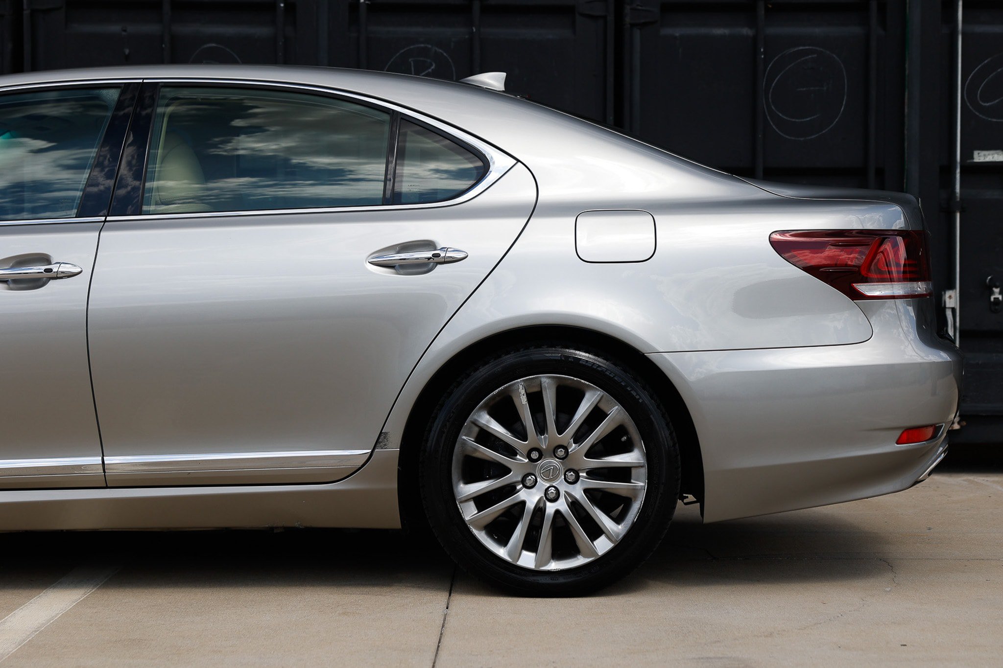Used 2016 Lexus LS 460 w/ Comfort Package RWD image 32