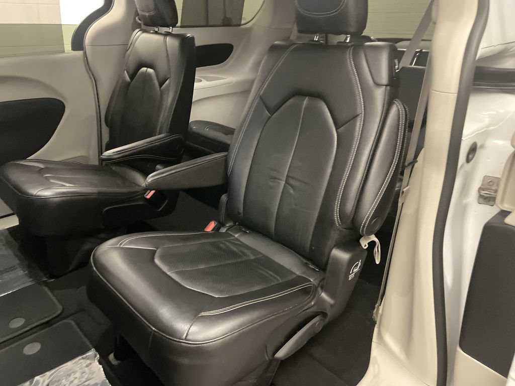 Used 2022 Chrysler Pacifica Touring-L FWD image 17