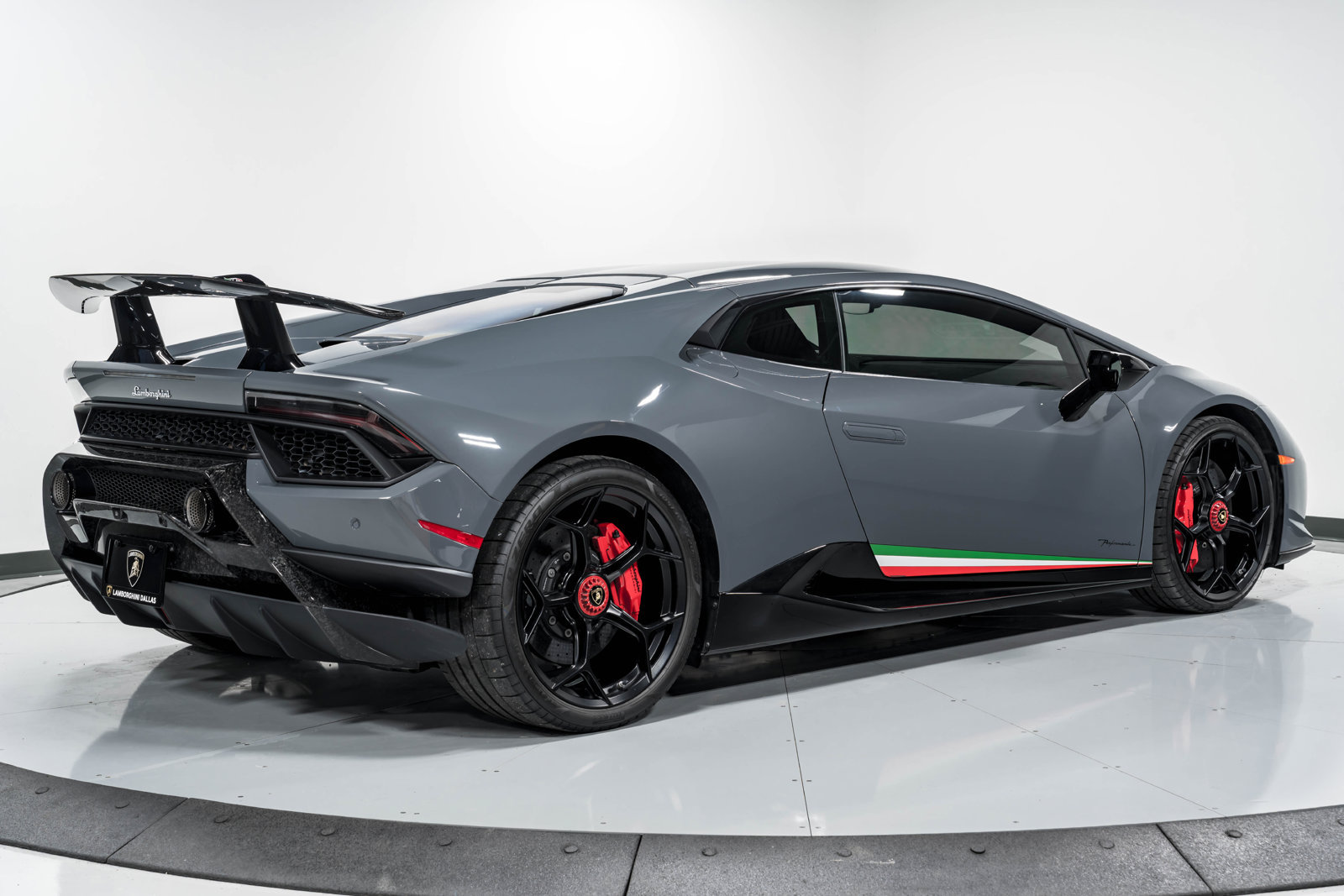 Used 2018 Lamborghini Huracan Performante AWD/4WD image 3