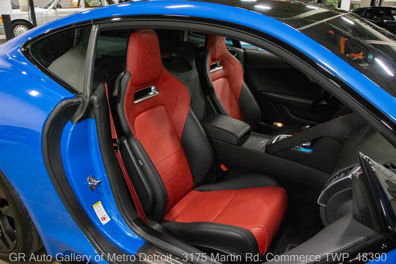 Used 2020 Jaguar F-TYPE R image 40