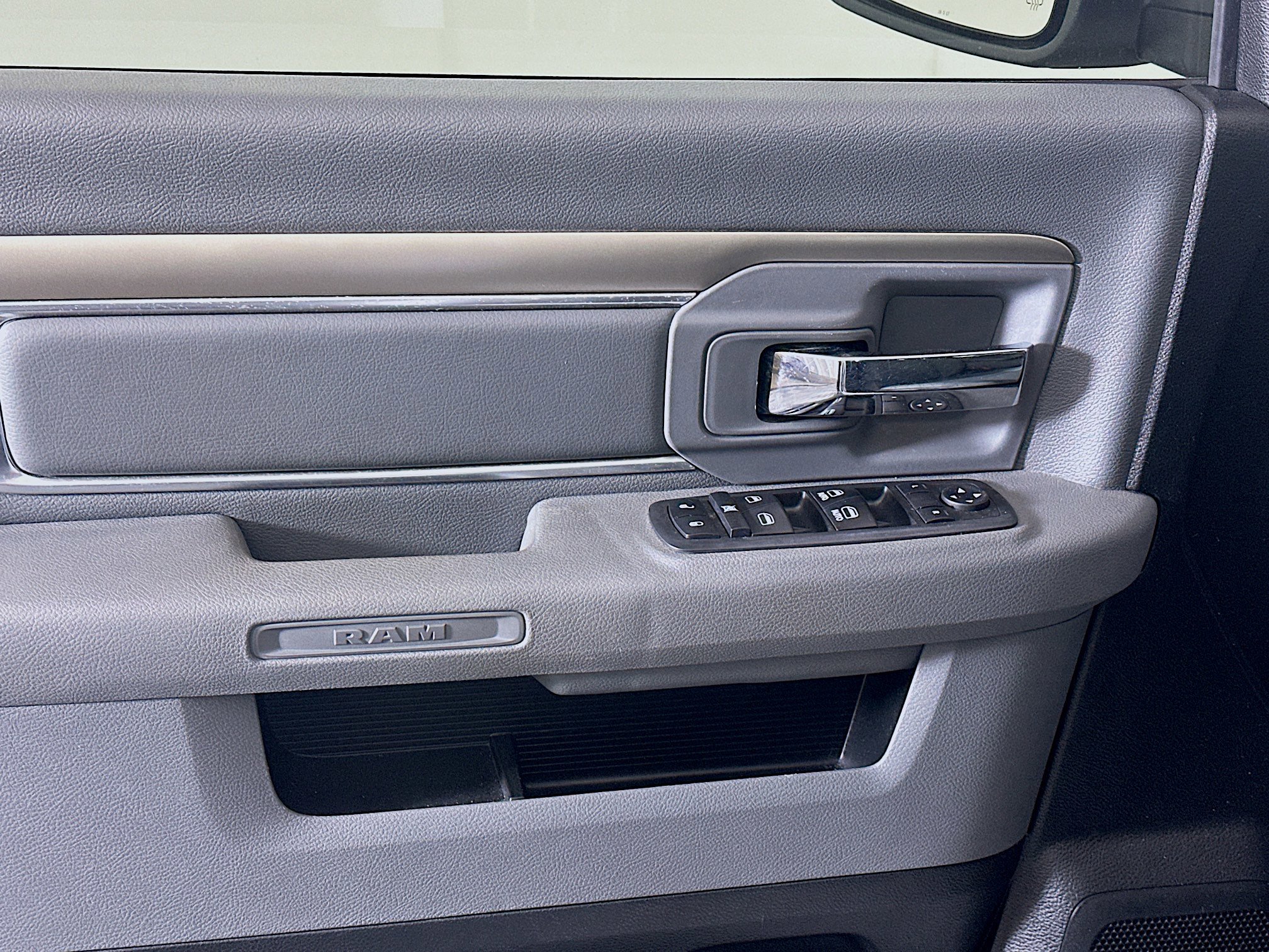 Used 2018 RAM 1500 Classic SLT image 15