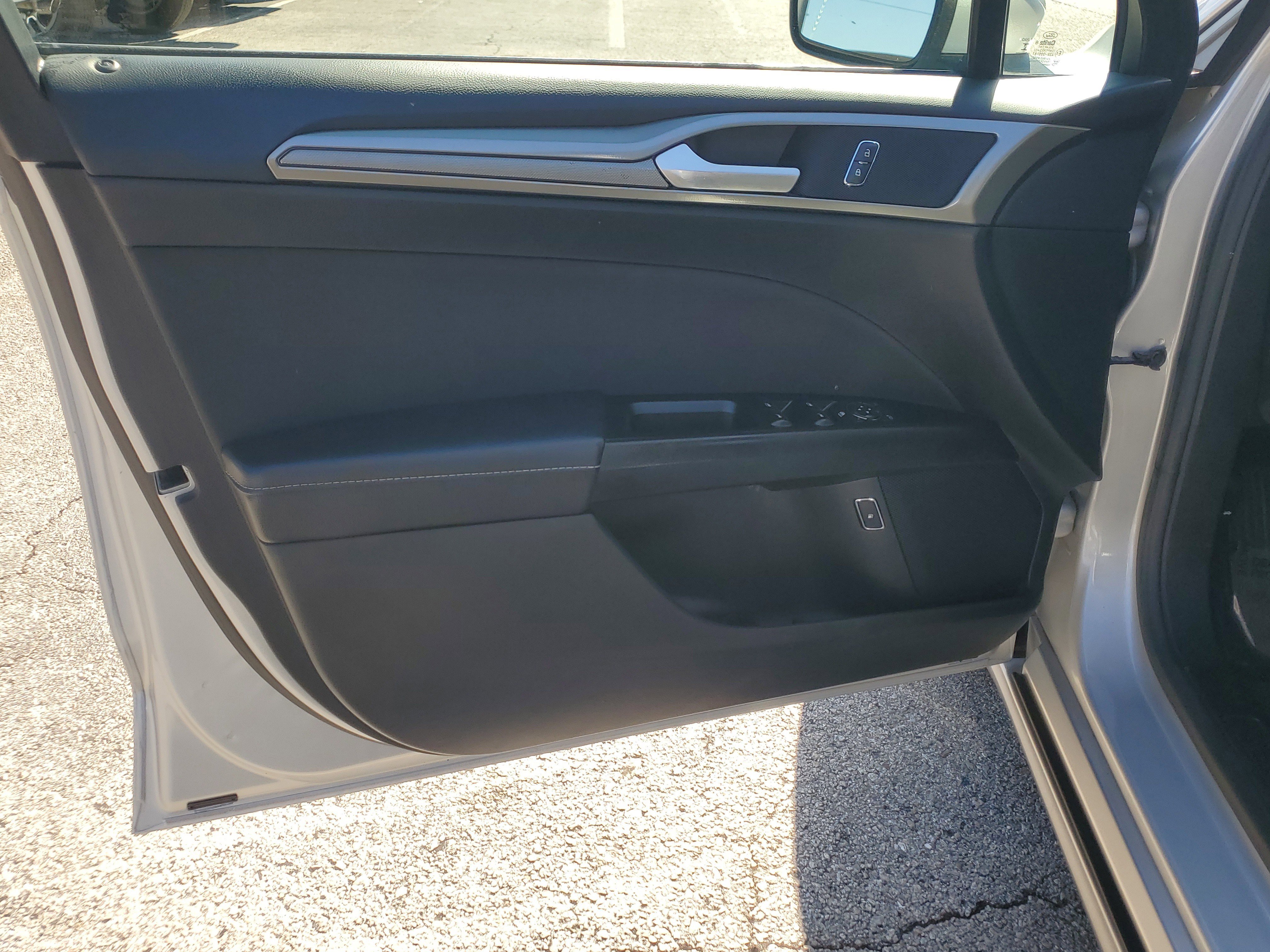 Used 2017 Ford Fusion SE image 19