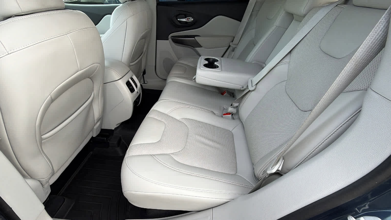 Used 2021 Jeep Cherokee Latitude Lux w/ Comfort/Convenience Group image 24