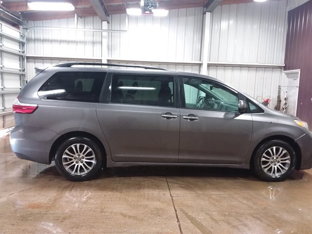 Used 2019 Toyota Sienna XLE FWD image 3