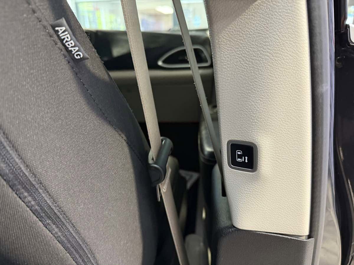 Used 2022 Chrysler Voyager LX image 37