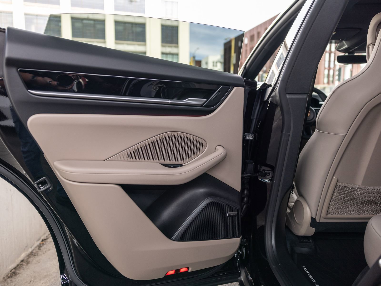 Certified 2025 Porsche Macan Electric image 38