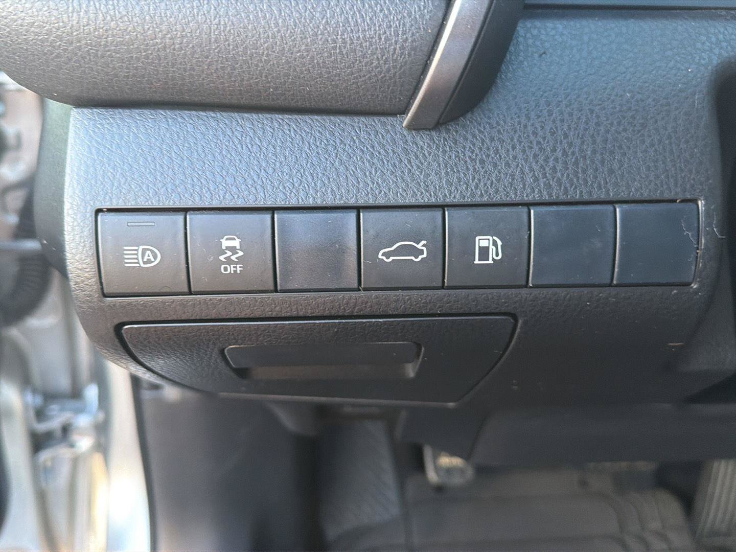 Used 2018 Toyota Camry SE w/ Convenience Package FWD image 19