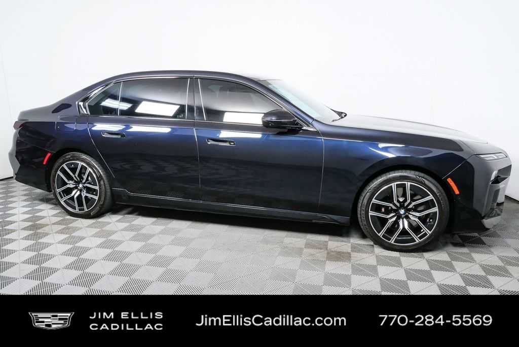 Used 2023 BMW 760i xDrive image 2