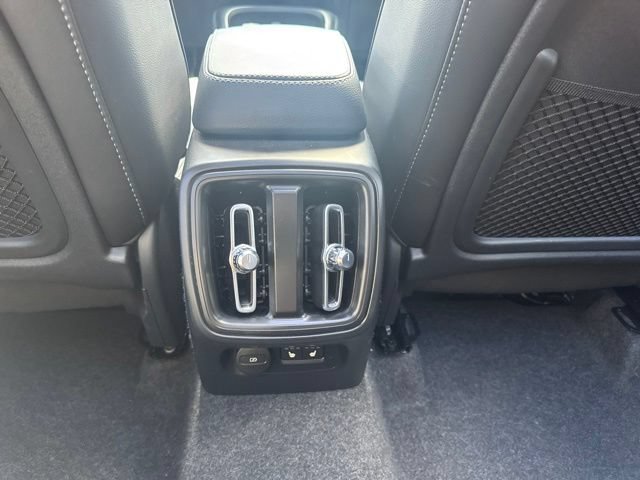 Certified 2025 Volvo XC40 B5 Core AWD/4WD image 17