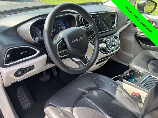 Used 2023 Chrysler Pacifica Touring-L FWD image 8