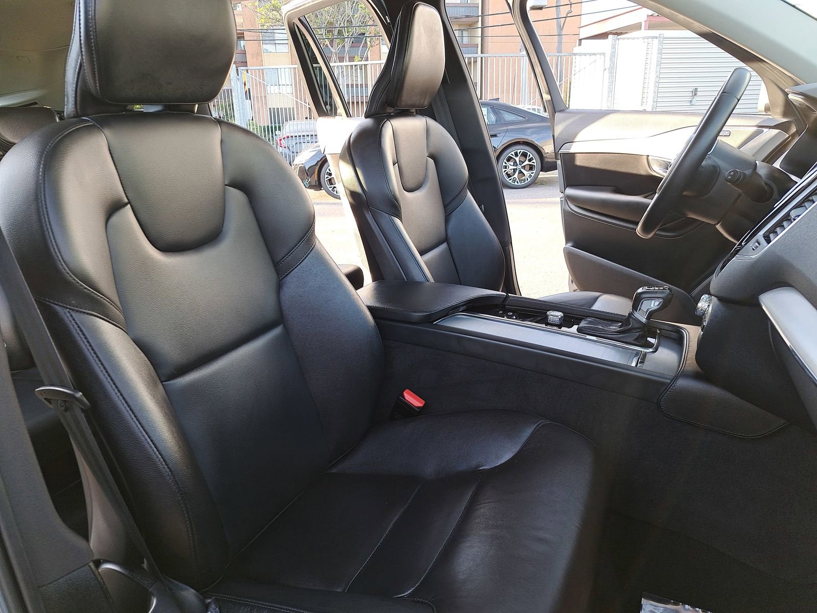 Used 2022 Volvo XC90 T5 Momentum image 10