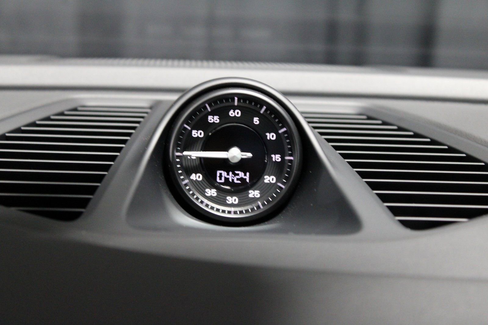 Certified 2025 Porsche Macan Electric image 31