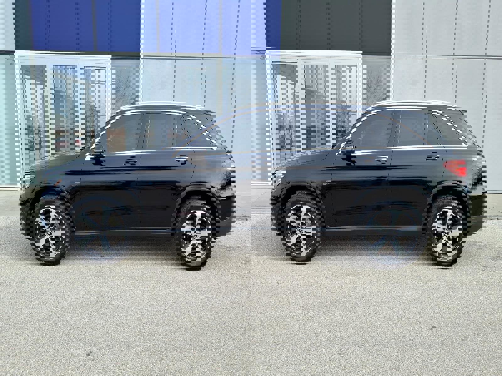 Used 2019 Mercedes-Benz GLC 350e 4MATIC image 3