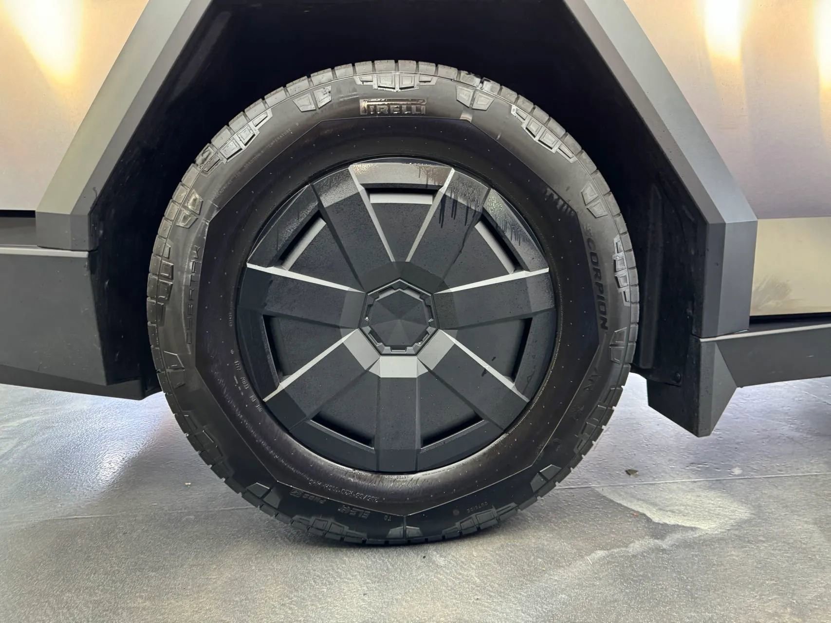 Used 2024 Tesla Cybertruck AWD Crew Cab image 21