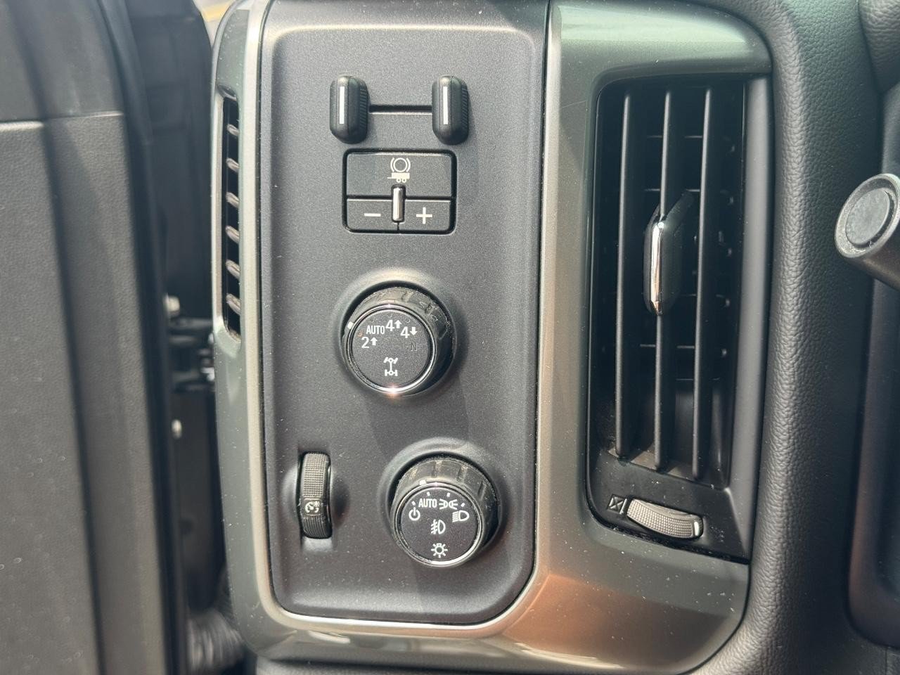 Used 2018 Chevrolet Silverado 1500 LT w/ All Star Edition AWD/4WD image 22