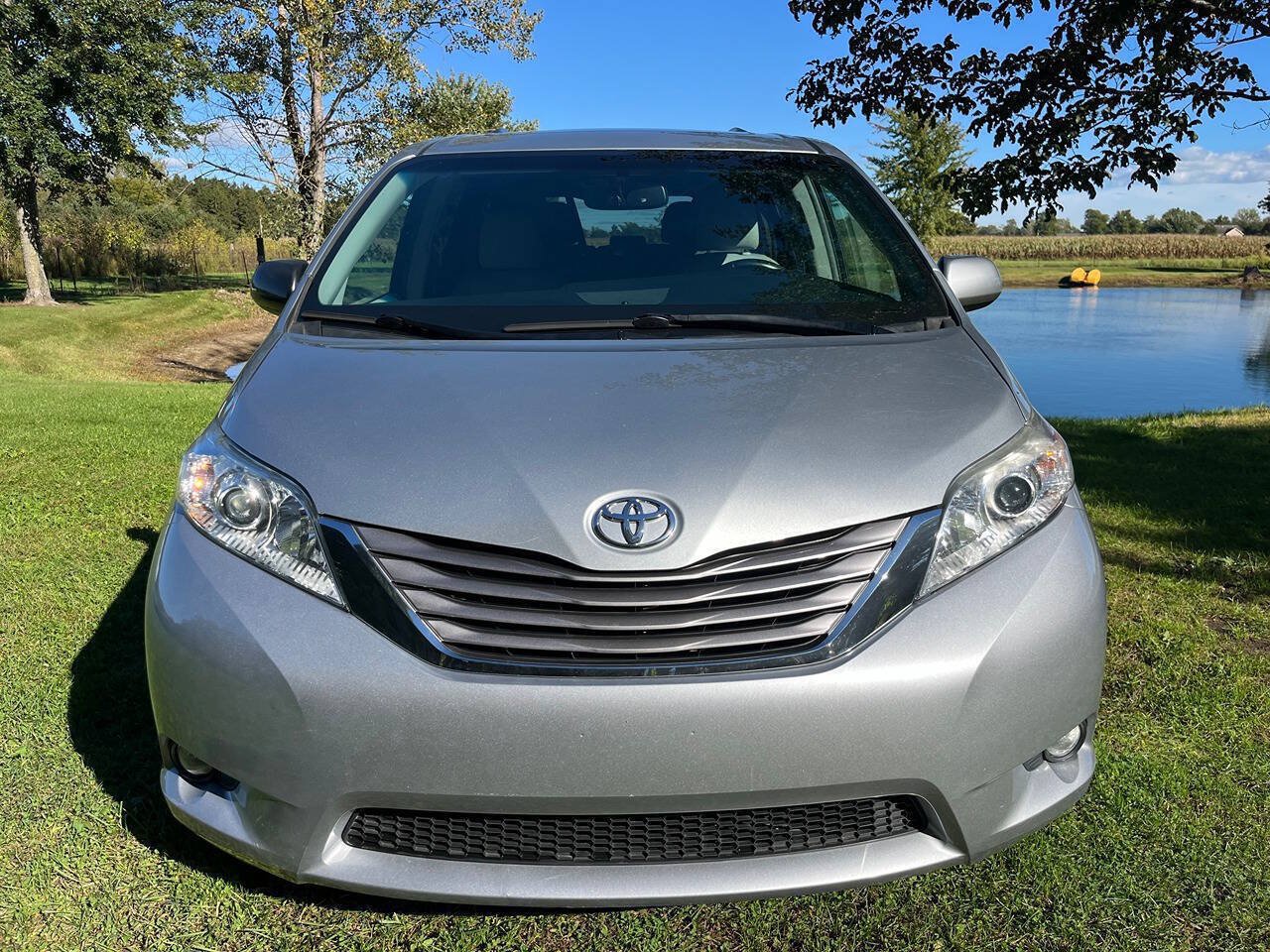 Used 2015 Toyota Sienna XLE Premium AWD/4WD image 2