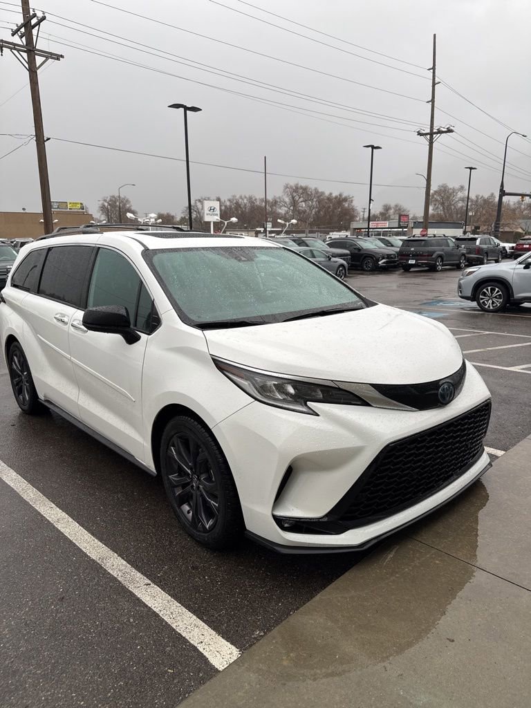 Used 2022 Toyota Sienna XSE w/ XSE Plus Package image 3