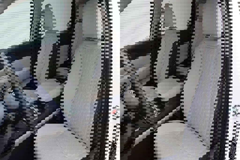 Used 2025 Kia Carnival EX image 16