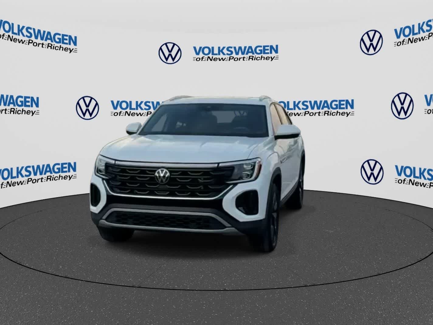 Used 2024 Volkswagen Atlas Cross Sport SE w/ Panoramic Sunroof Package FWD image 3
