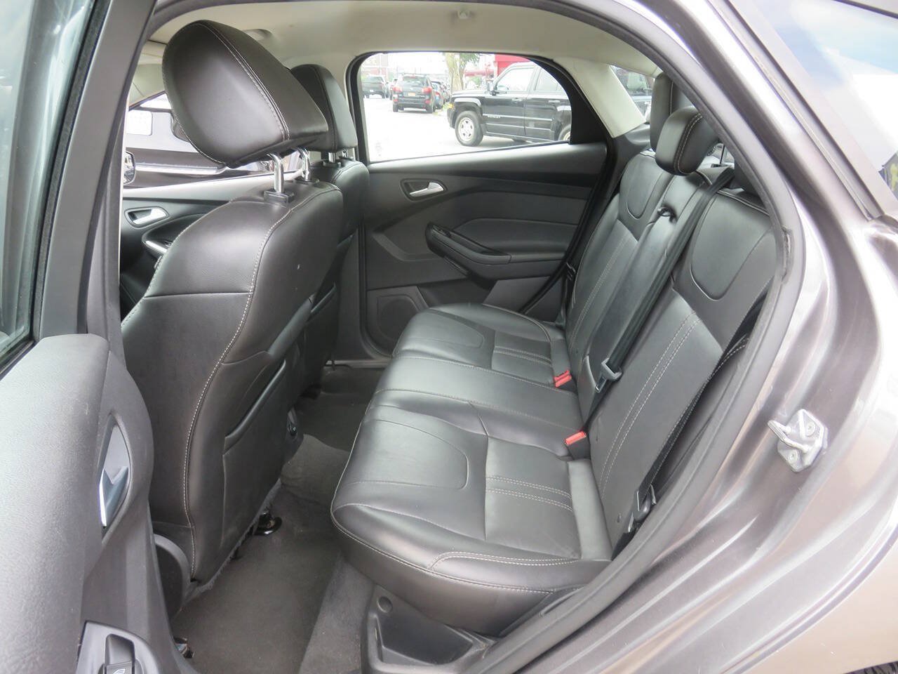 Used 2014 Ford Focus SE w/ Equipment Group 201A FWD image 18