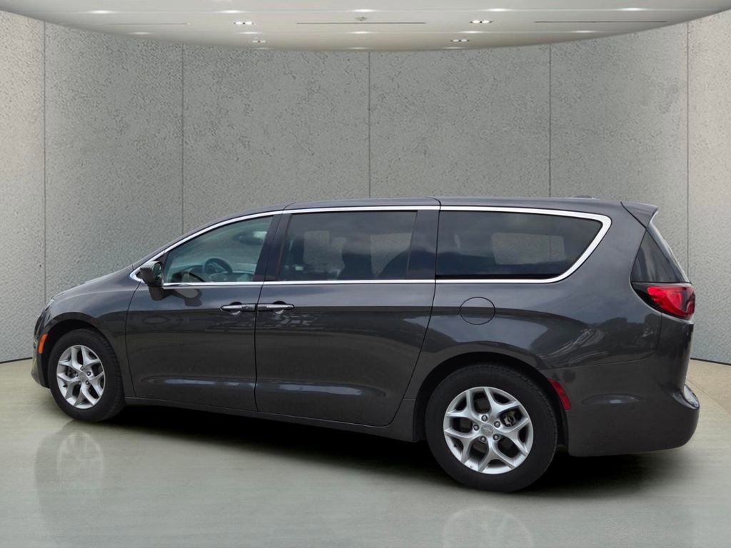 Used 2019 Chrysler Pacifica Touring Plus w/ Advanced Safetytec Group FWD image 5