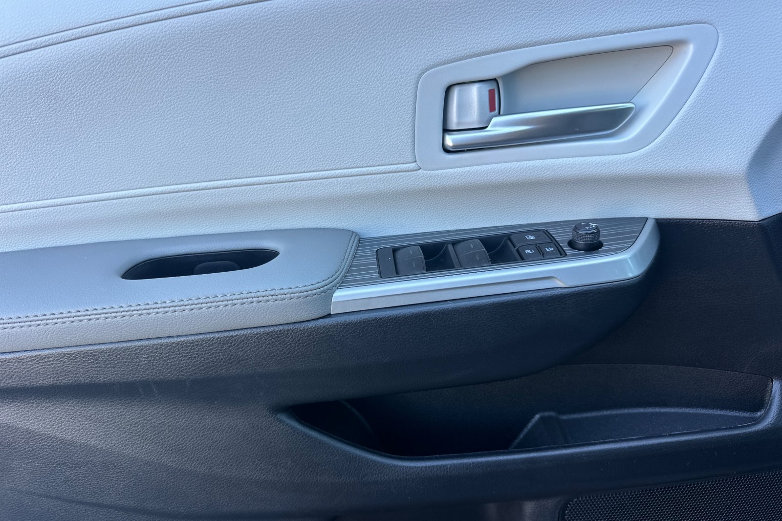 Certified 2025 Toyota Sienna XLE FWD image 12