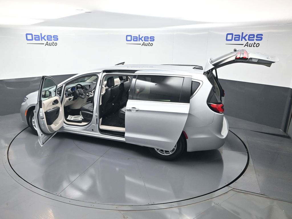 Used 2023 Chrysler Pacifica Touring-L FWD image 59