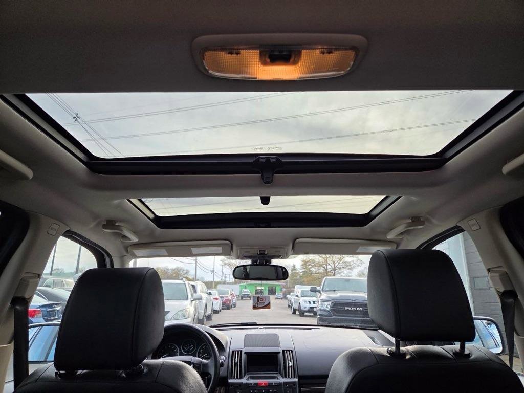 Used 2011 Land Rover LR2 HSE AWD/4WD image 17