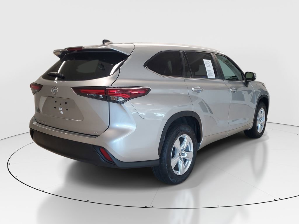 Used 2024 Toyota Highlander LE FWD image 7