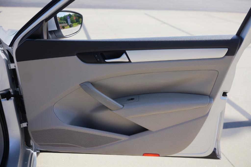 Used 2012 Volkswagen Passat 2.5 SE image 28