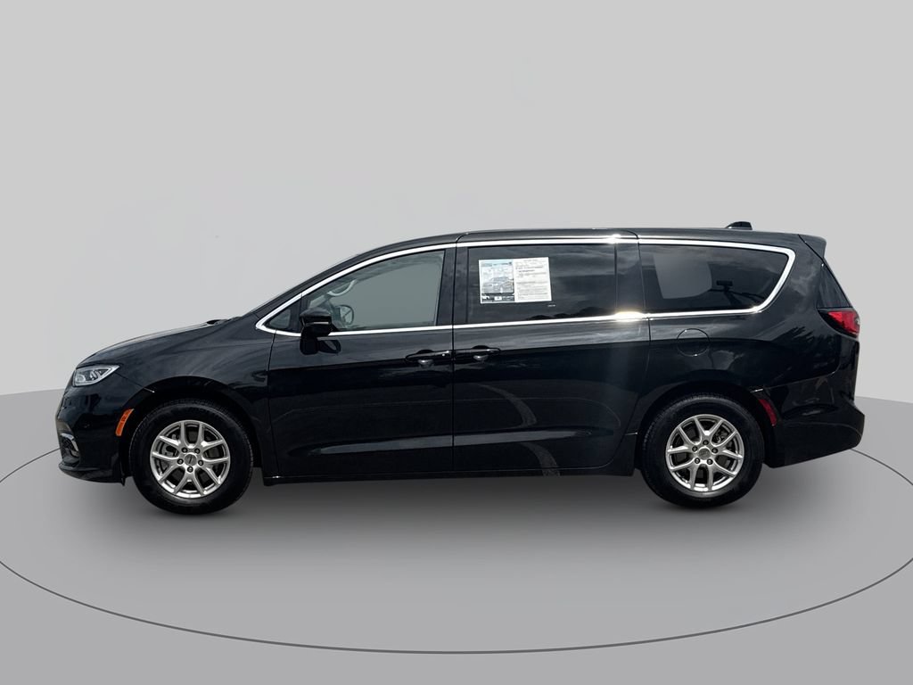 Used 2024 Chrysler Pacifica Touring-L FWD image 6