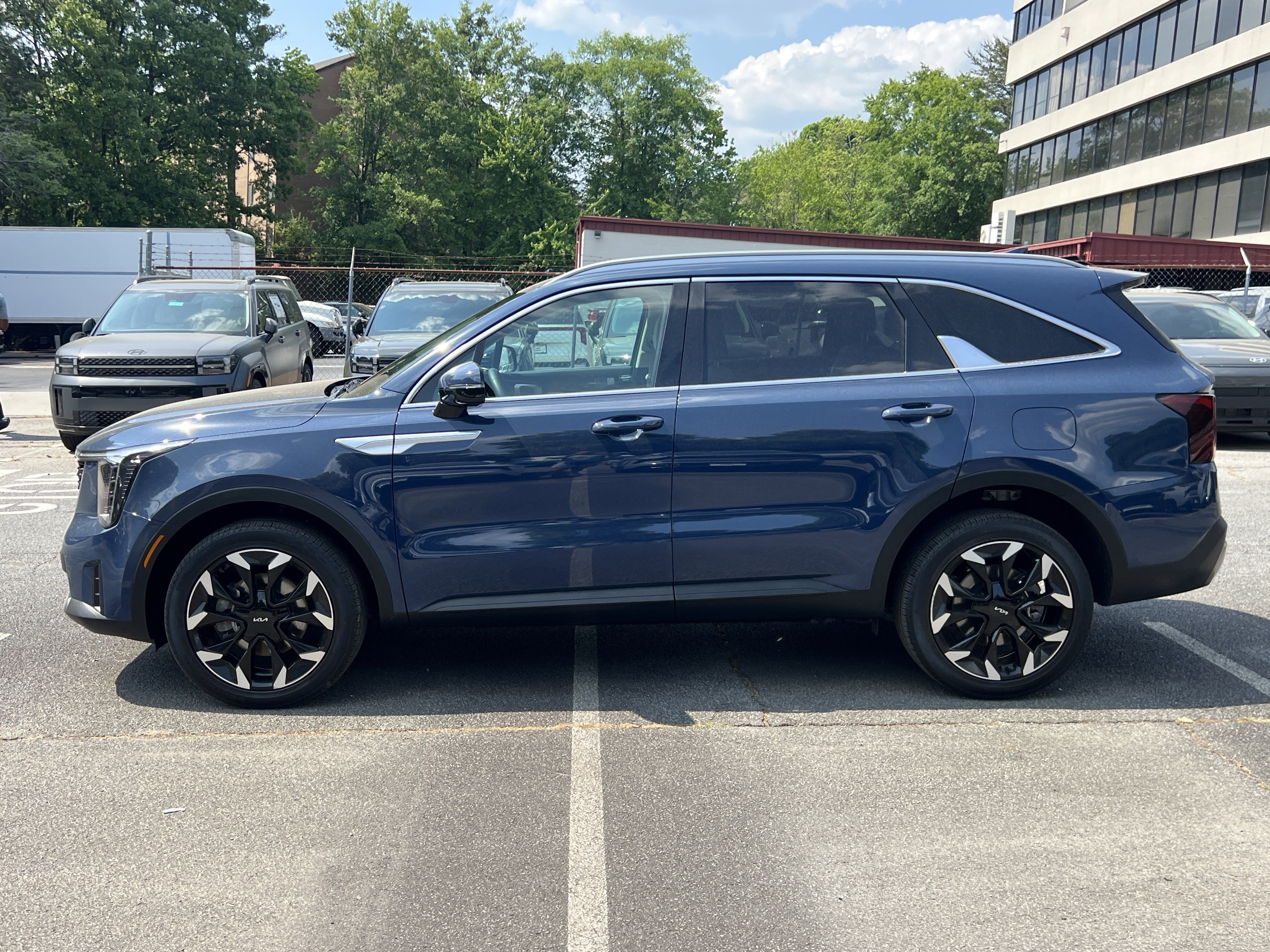 Used 2025 Kia Sorento EX w/ Panoramic Sunroof Package image 4