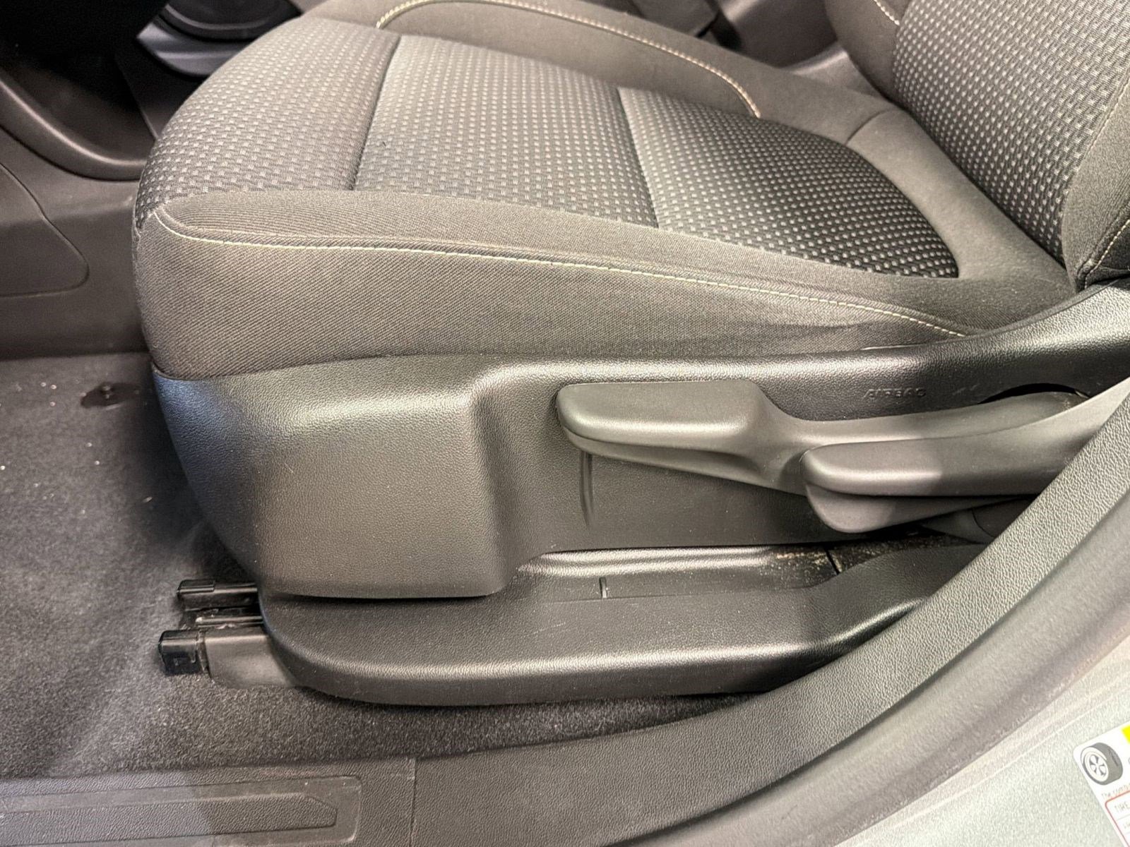 Used 2023 GMC Acadia SLE image 13