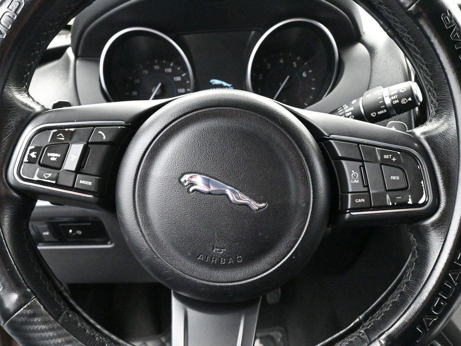 Used 2017 Jaguar F-PACE Premium image 18