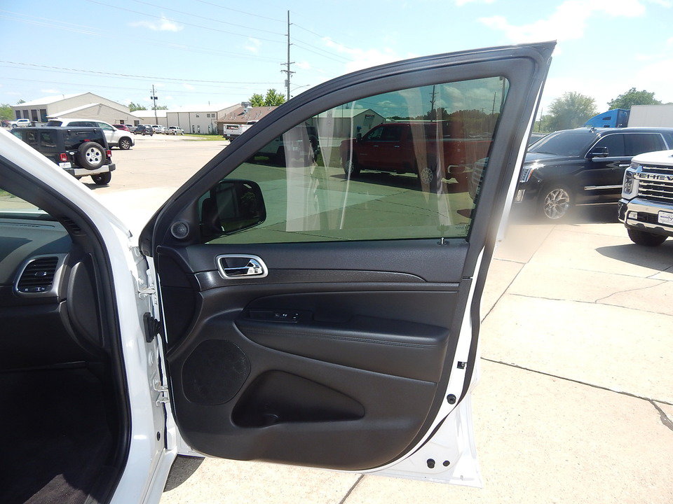 Used 2018 Jeep Grand Cherokee Altitude AWD/4WD image 18