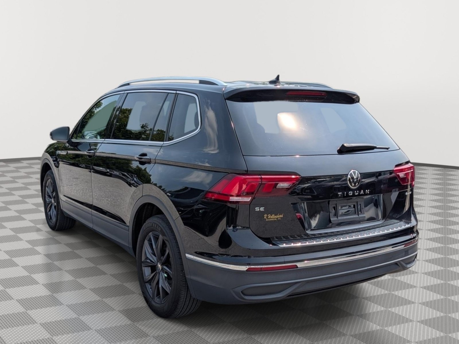 Used 2023 Volkswagen Tiguan SE w/ Panoramic Sunroof Package AWD/4WD image 3