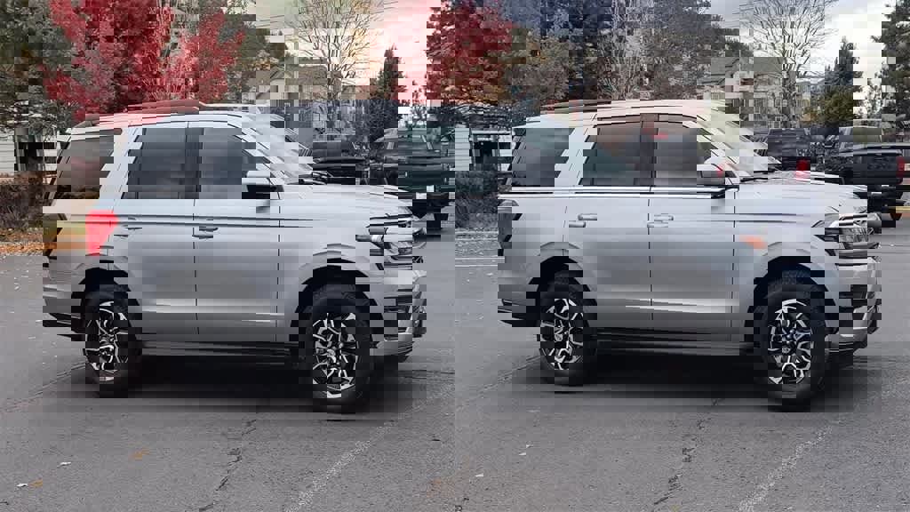 Used 2024 Ford Expedition XLT image 2