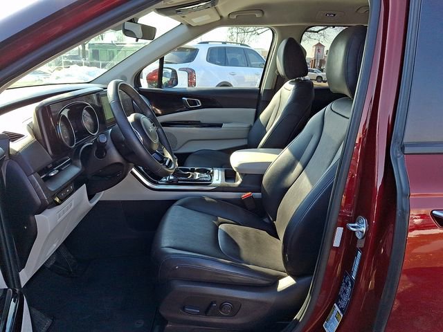 Used 2024 Kia Carnival EX image 13